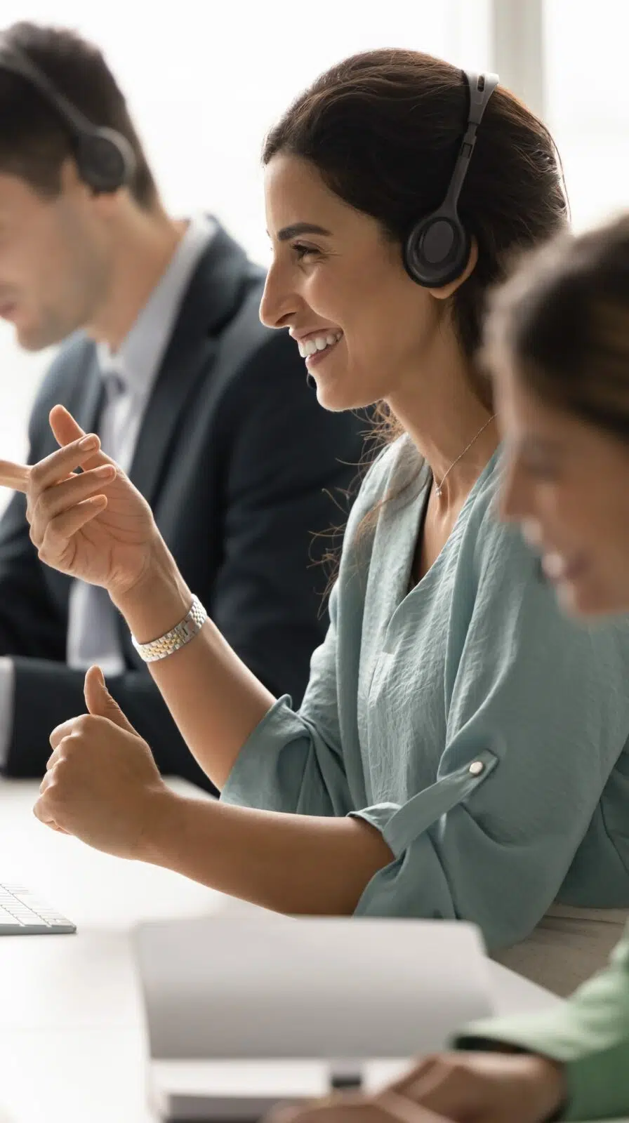 Équipe de relation client au travail devant ses écrans